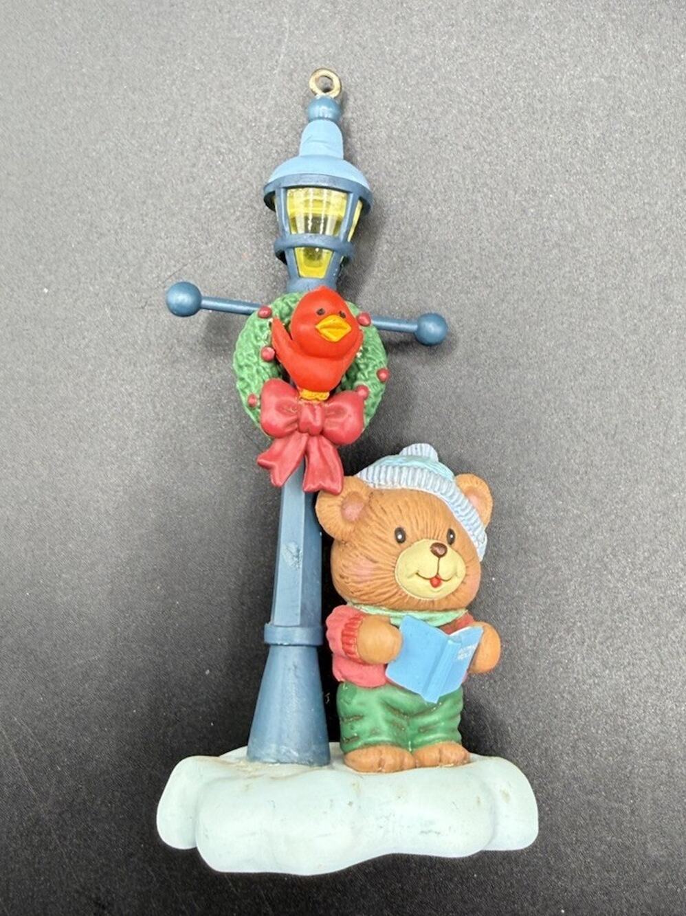 Vtg 1992 Lustre Fame Bear Lamp Post Caroler Christmas Traditions Ornament Lo16